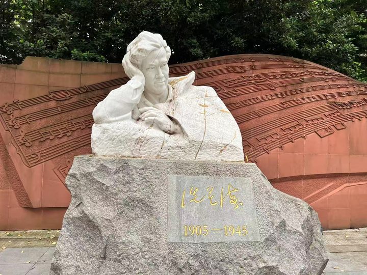 星海音樂學院大學城校區冼星海像
